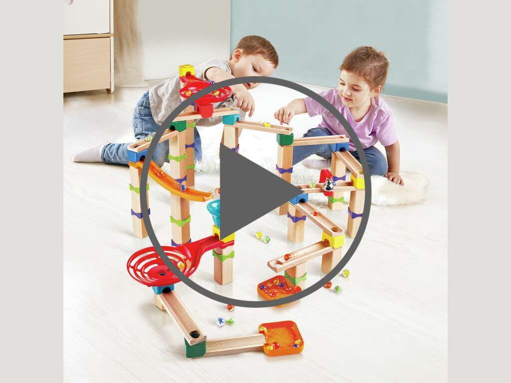 Pista per le biglie con domino Pista per le biglie con domino