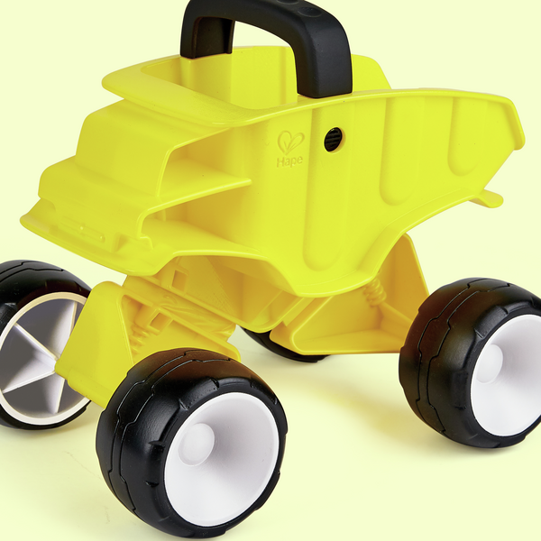 Autocarro giallo con cassone ribaltabile