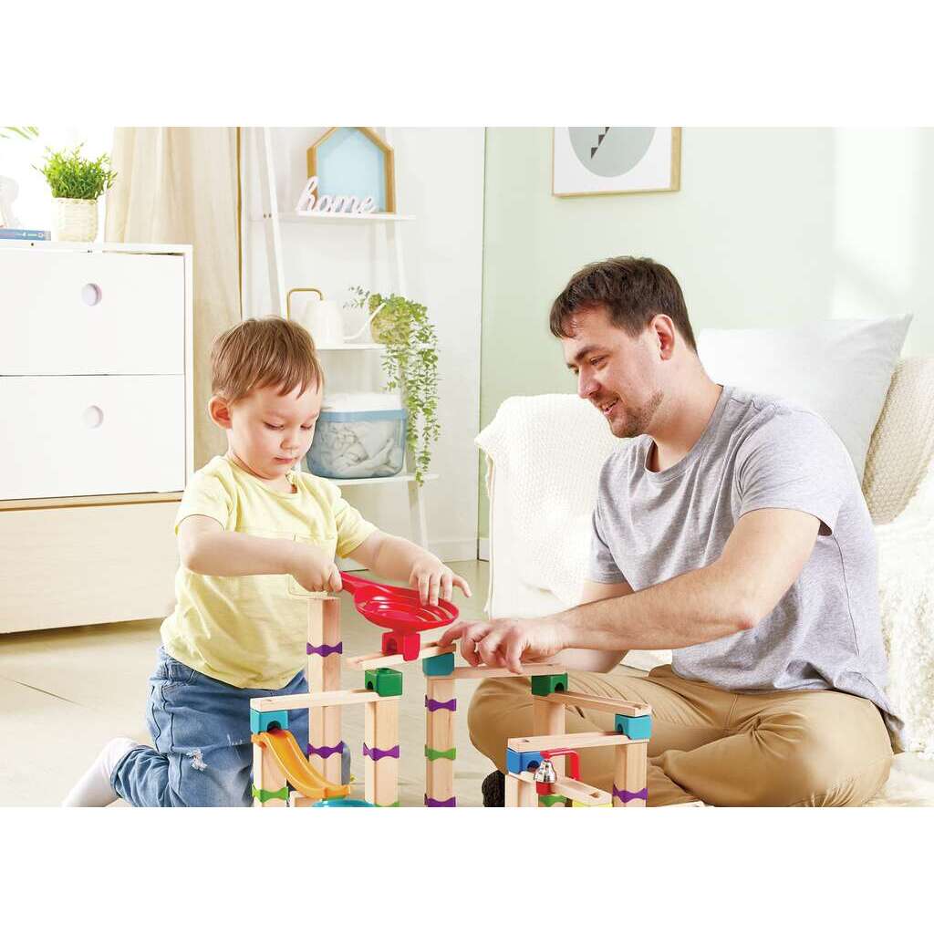 Pista per le biglie con domino Pista per le biglie con domino