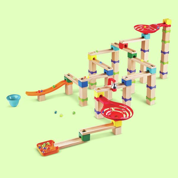 Pista per le biglie con domino Pista per le biglie con domino